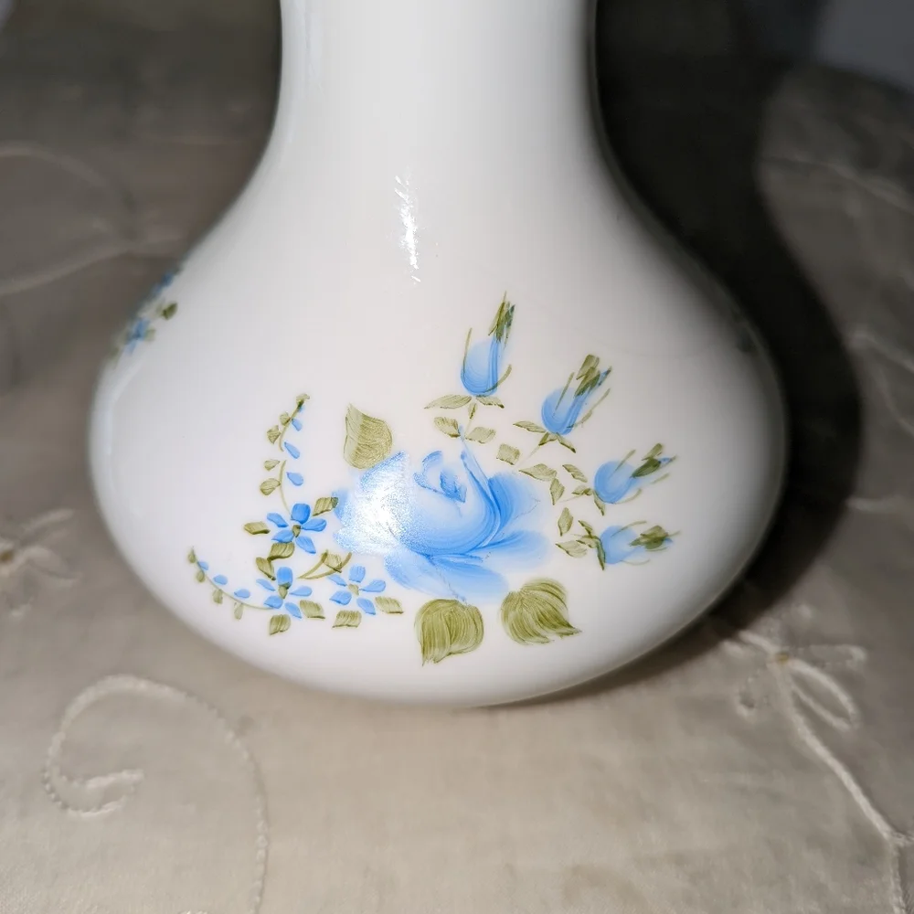 Vintage milk glass Fenton silvercrest vase.